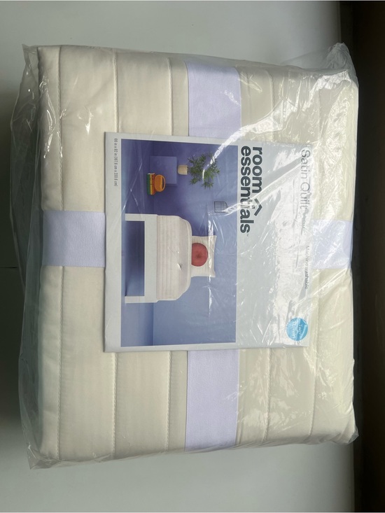 Room Essentials Other - Twin/Twin Extra Long Satin Quilt Ivory - Room Essentials™
